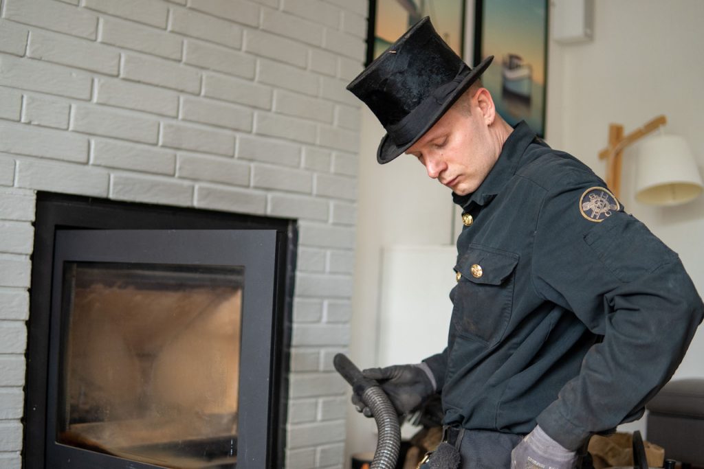 skorstensfejer Lars Michelsen hos lokale håndværkere på Fyn
