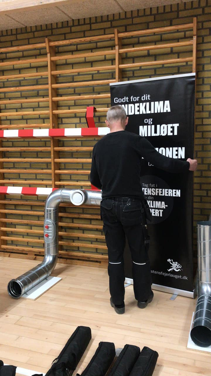 skorstensfejer Lars Michelsen hos lokale håndværkere på Fyn